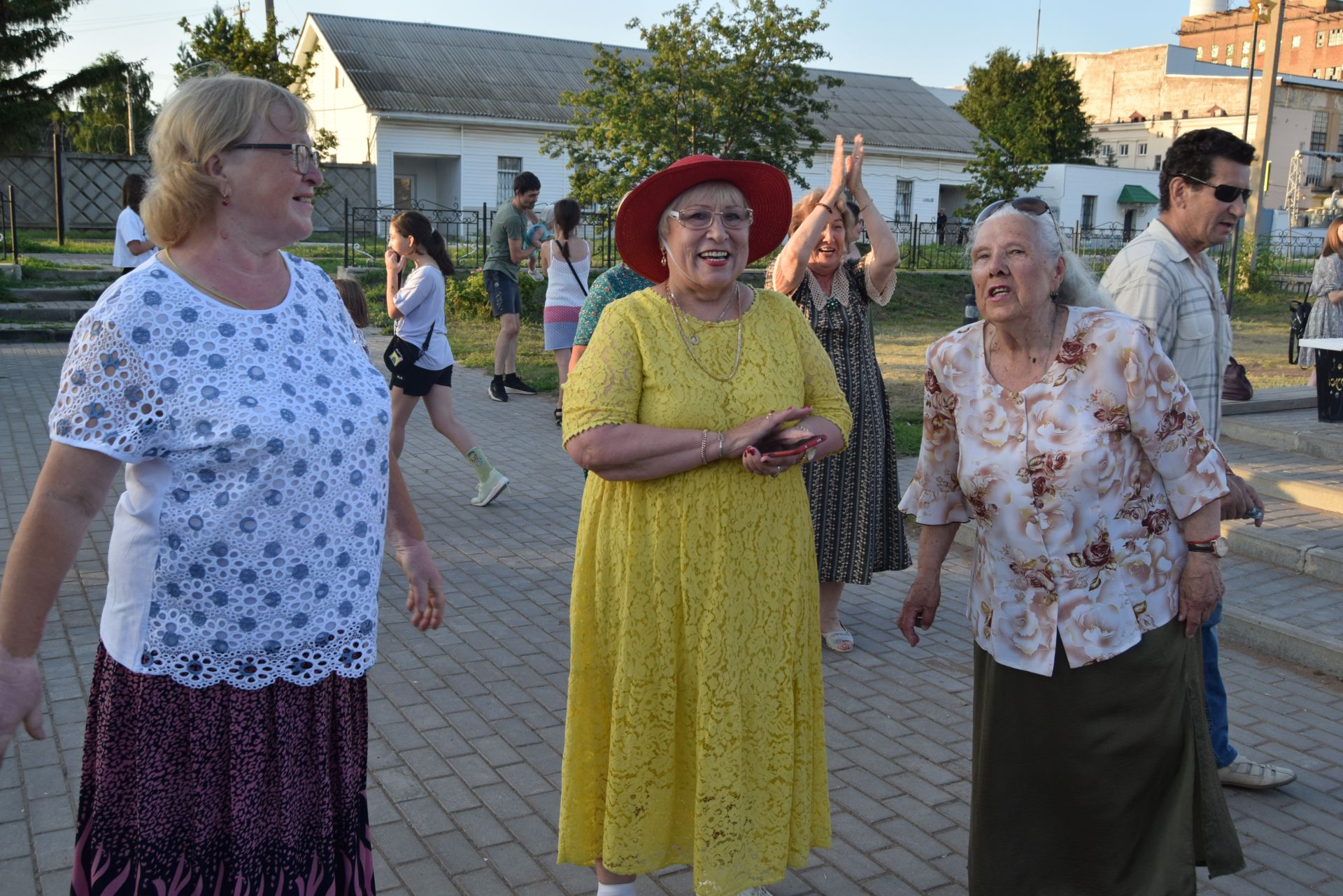 Вечер вальса прошел в уруссинском парке