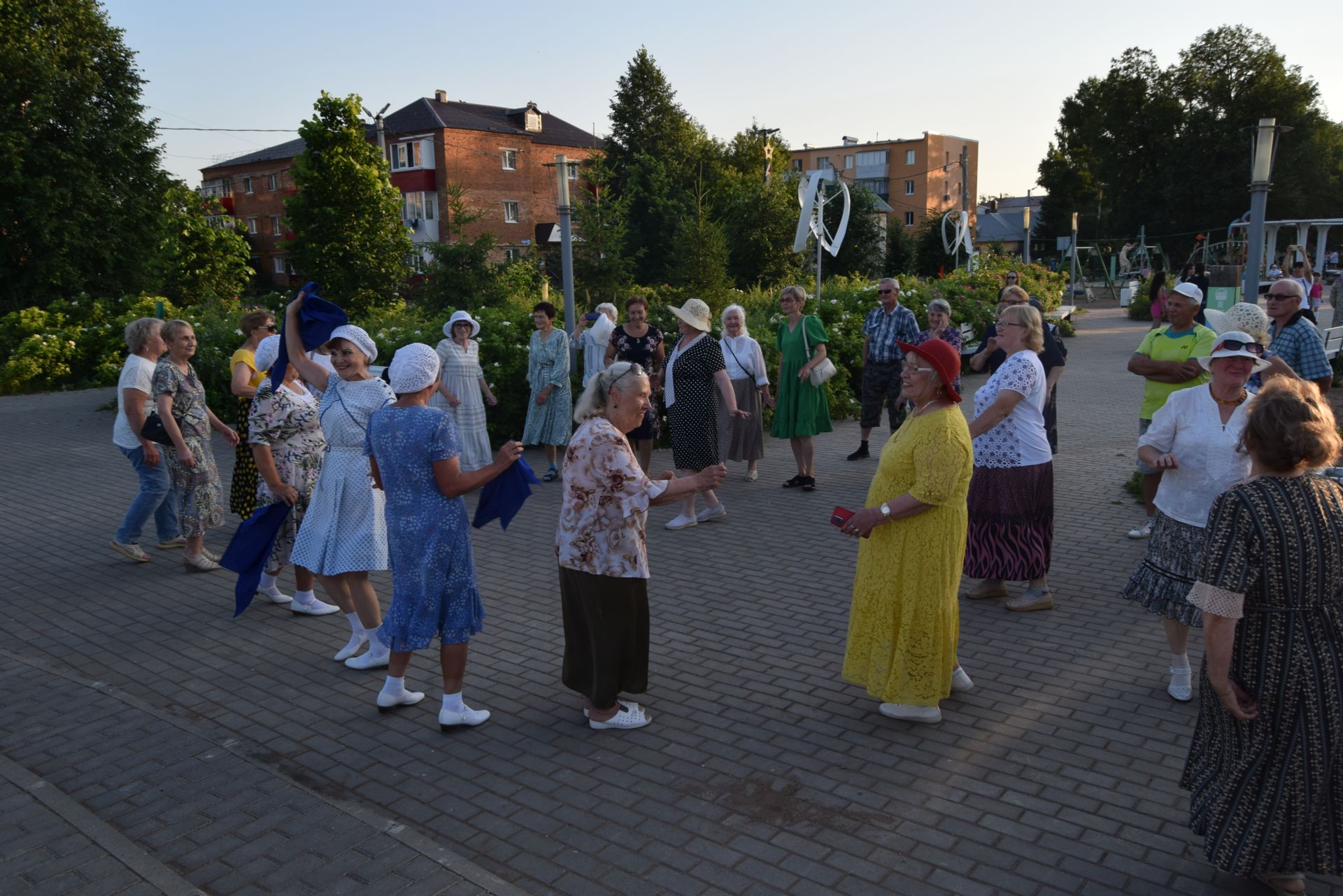 Вечер вальса прошел в уруссинском парке