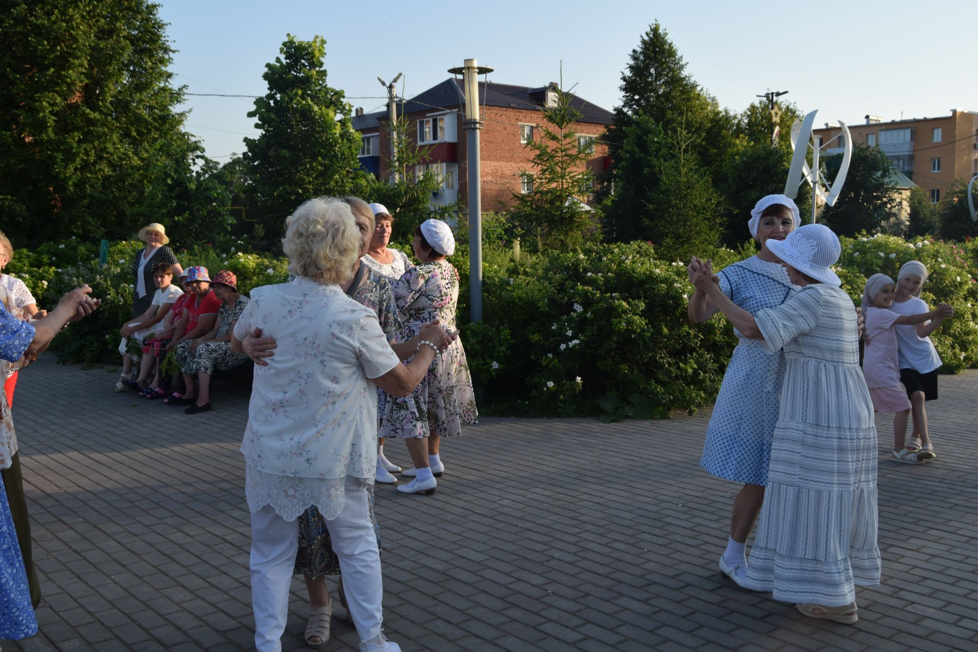 Вечер вальса прошел в уруссинском парке