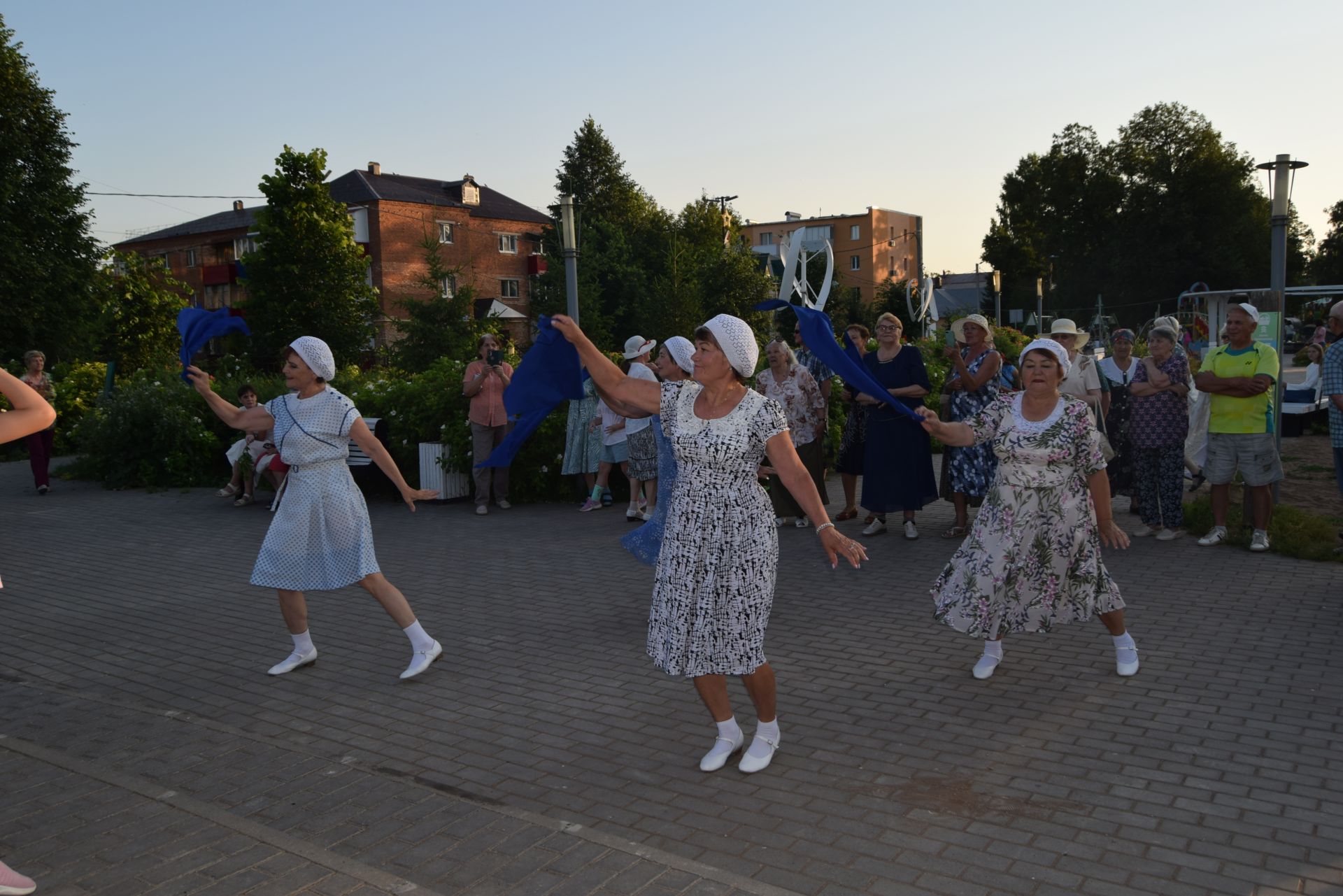 Вечер вальса прошел в уруссинском парке