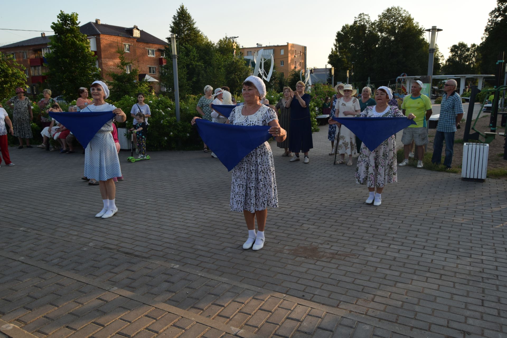 Вечер вальса прошел в уруссинском парке