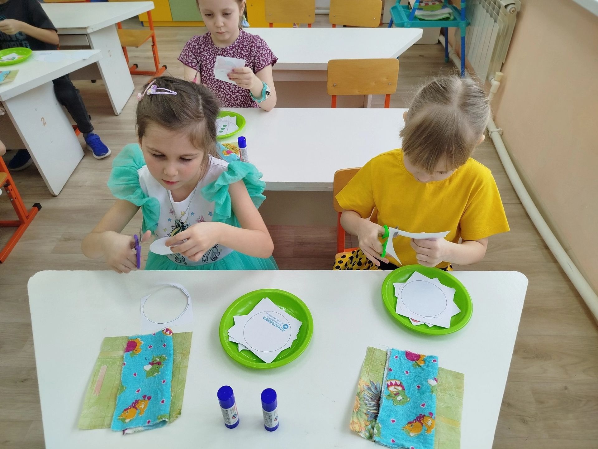 Дети создавали собственные образы сказочного зимнего персонажа с горячими сердцами и творческим вдохновением