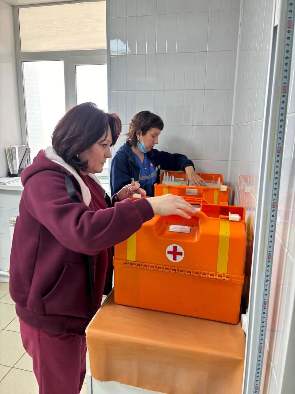 В эти праздничные дни люди в белых халатах на страже нашего здоровья