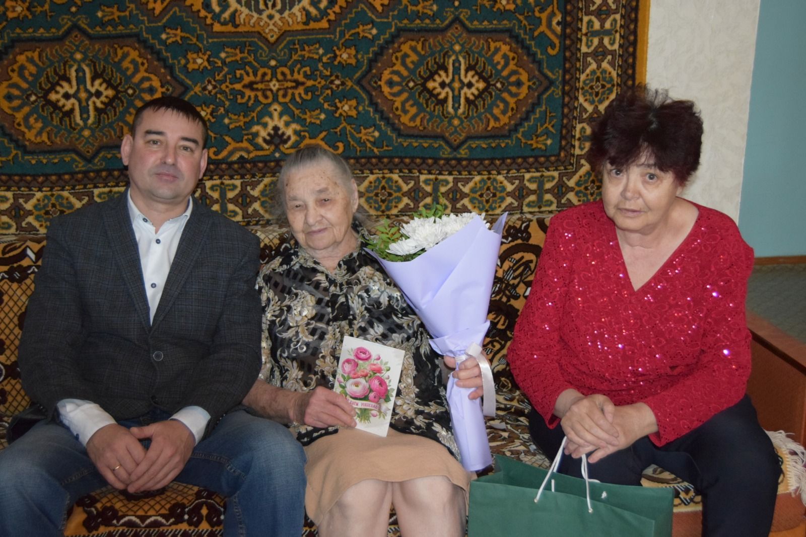 Славных ютазинских юбиляров поздравило руководство района