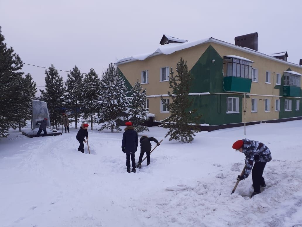 Юнармейцы провели акцию по уборке памятника