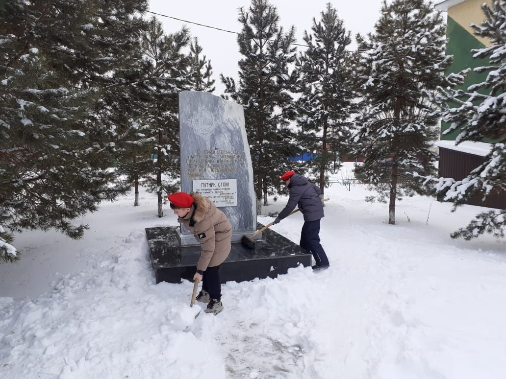 Юнармейцы провели акцию по уборке памятника