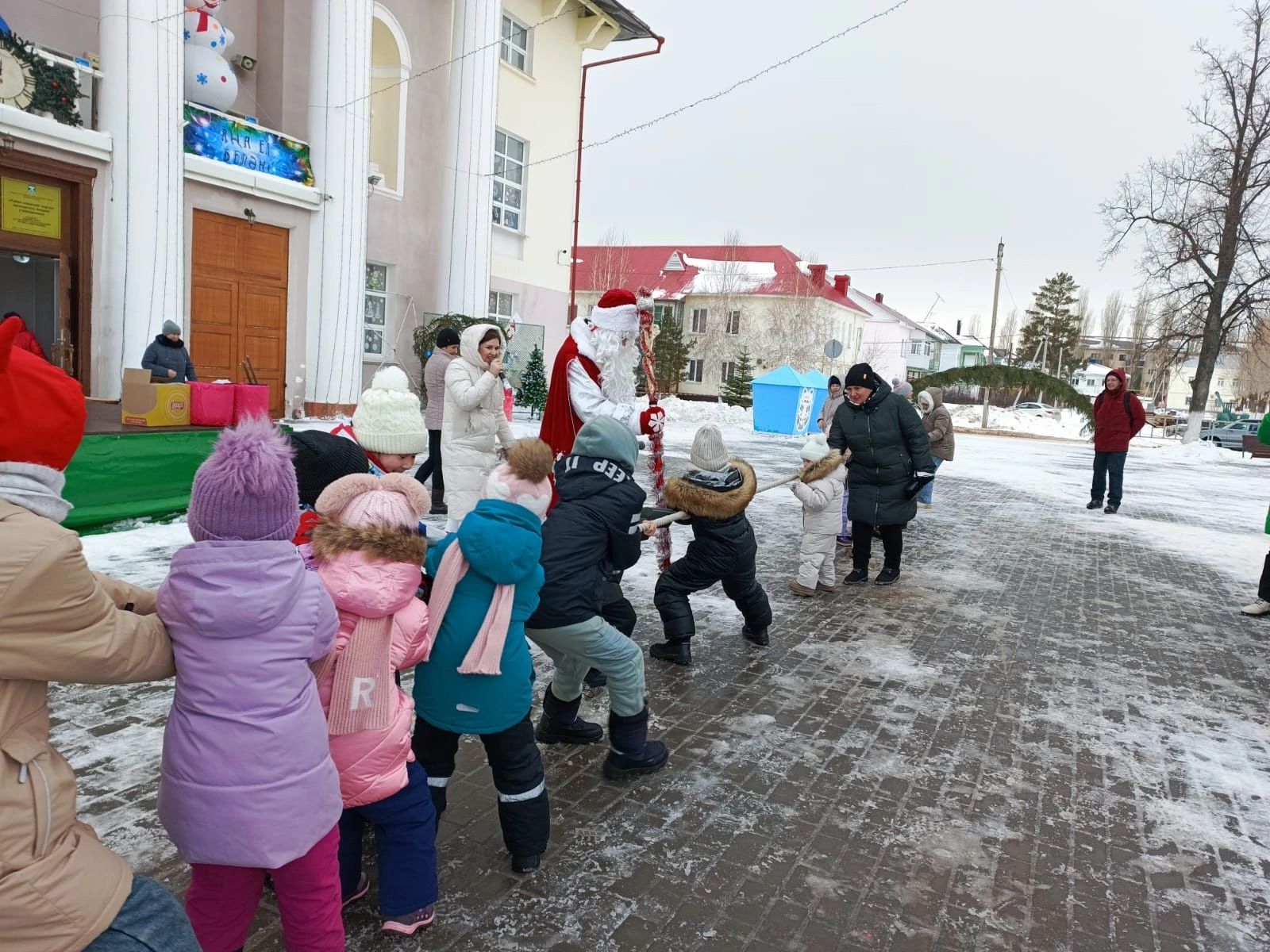 На площади РДК прошла спортивно-игровая программа «Зимние старты»
