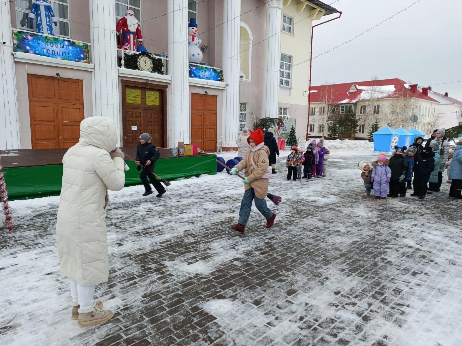 На площади РДК прошла спортивно-игровая программа «Зимние старты»