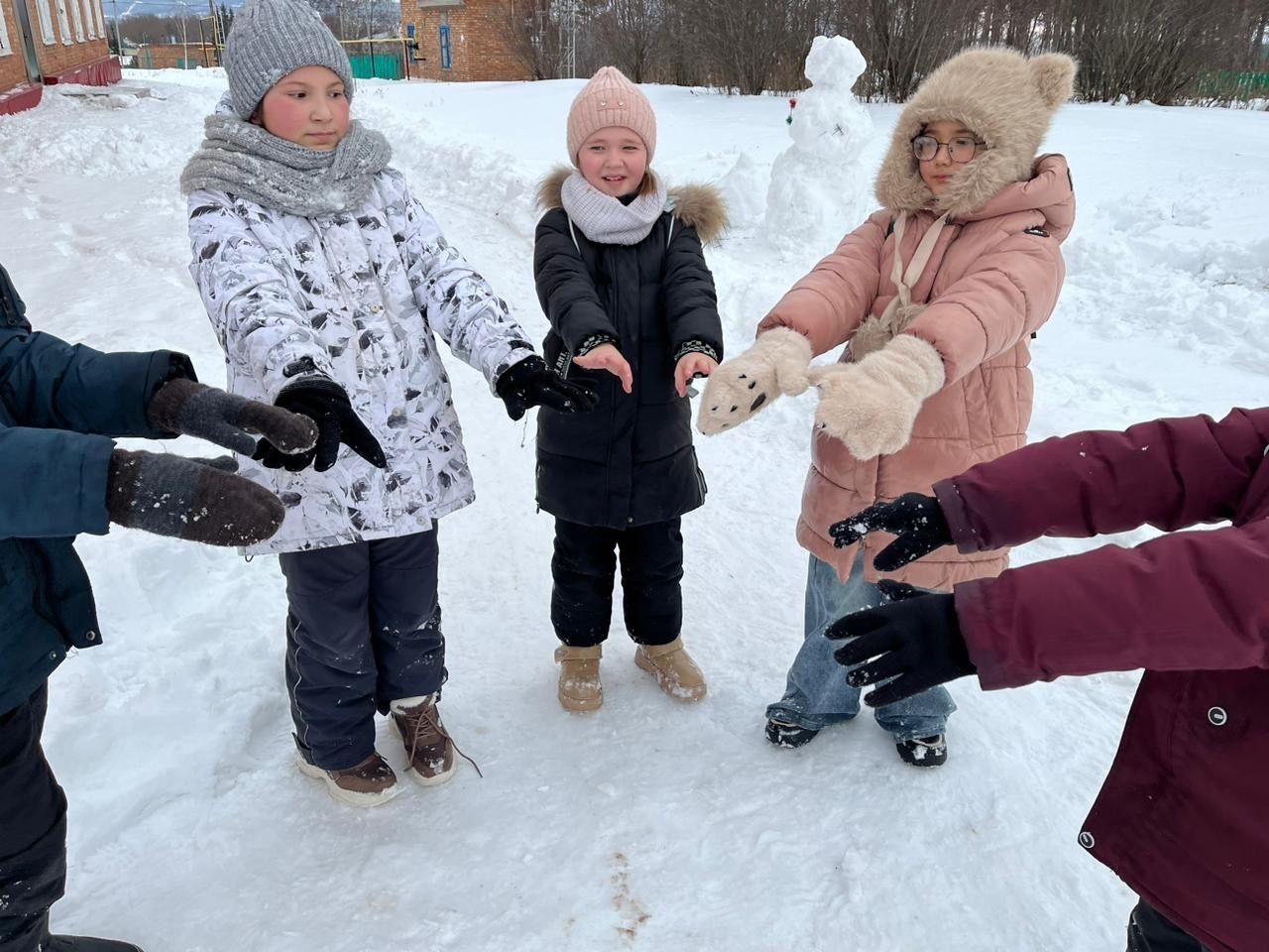 Во время зимних каникул на школьной площадке села Старые Уруссу для детей прошла развлекательно-игровая программа «Зимние забавы»