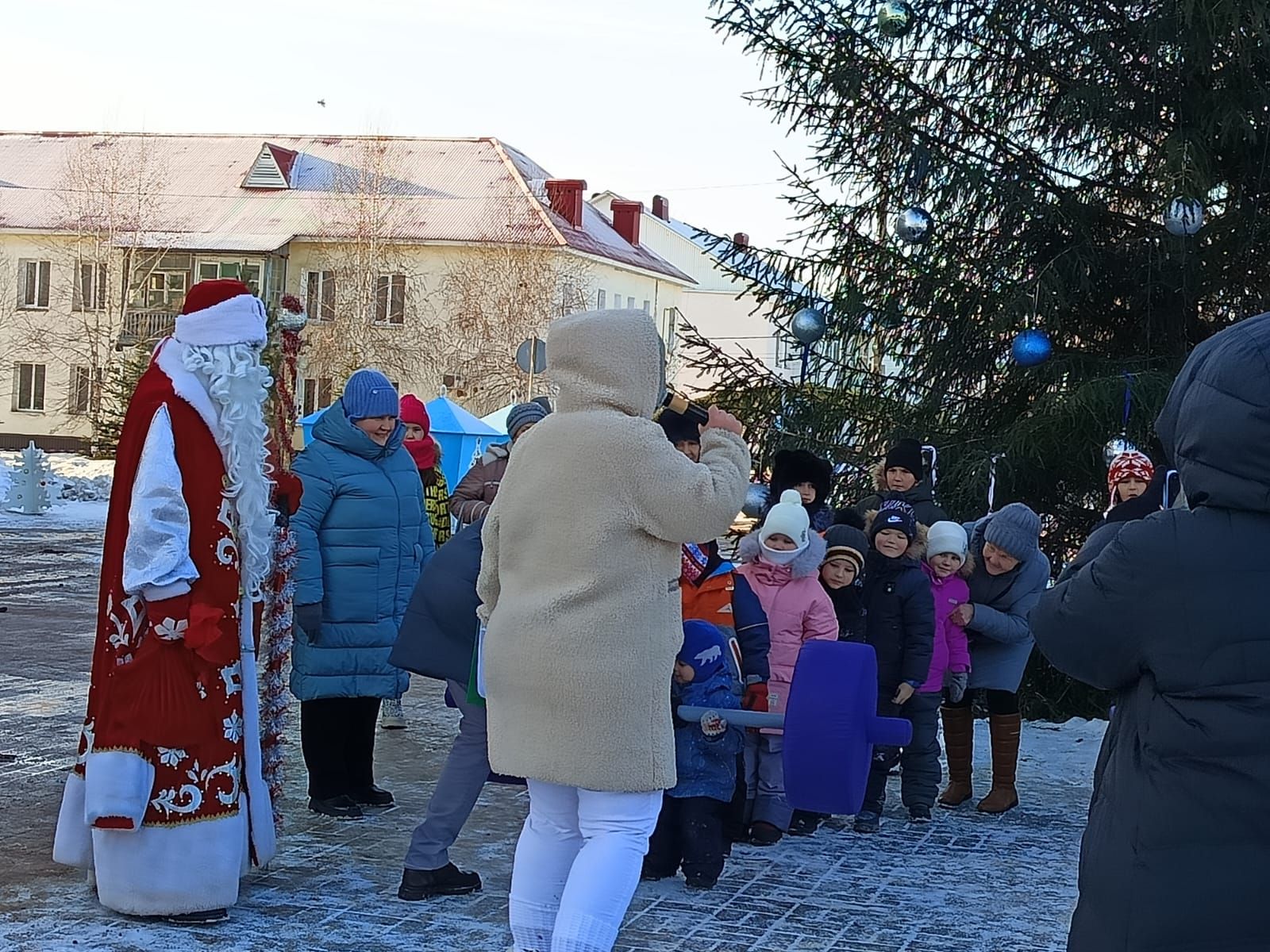 На площади РДК прошло весёлое мероприятие «Рождества волшебные мгновения»