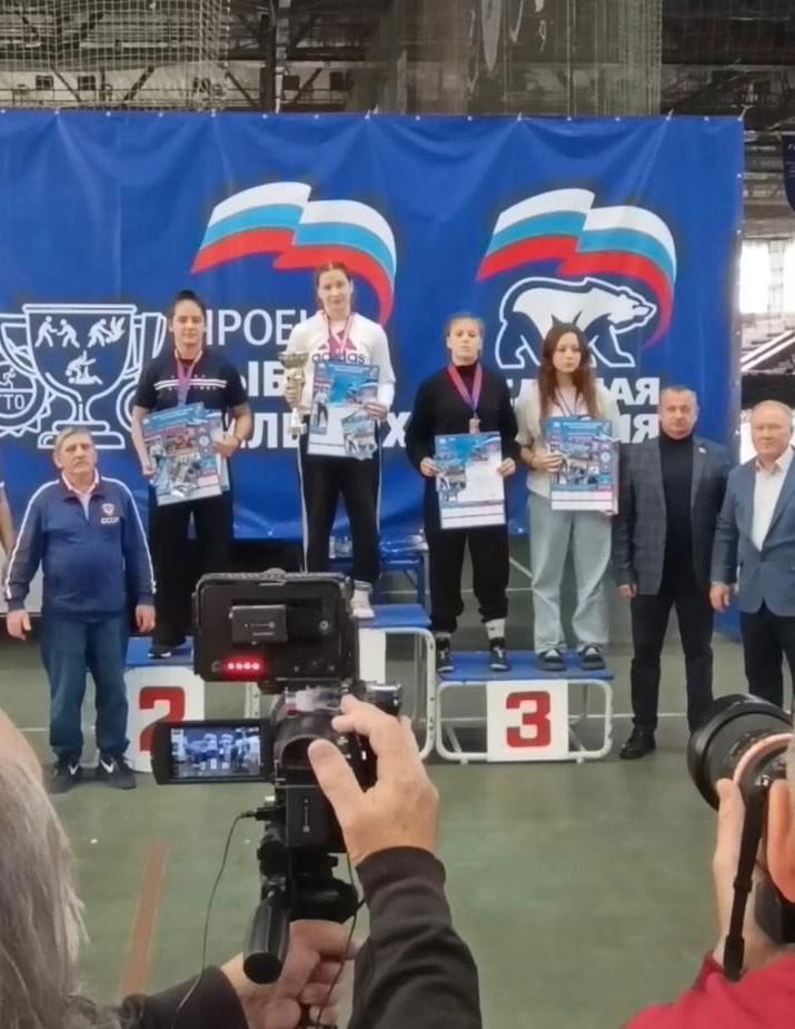 Спортсменка из Ютазинского района завоевала бронзу на межрегиональном турнире по борьбе