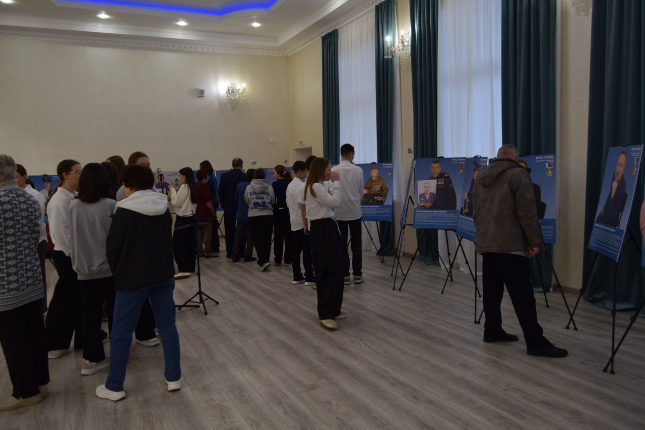 СВОи ребята глядели на нас живым взглядом