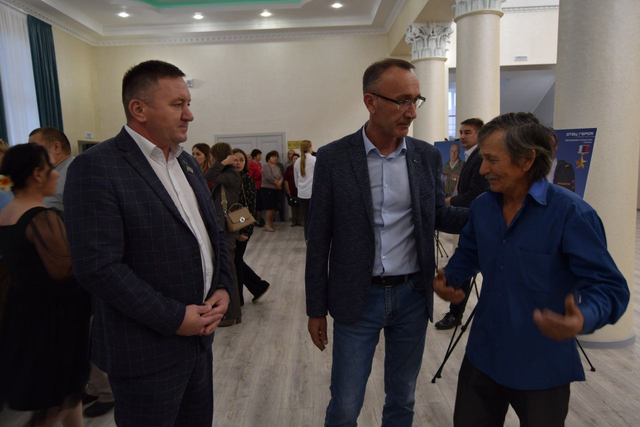 СВОи ребята глядели на нас живым взглядом