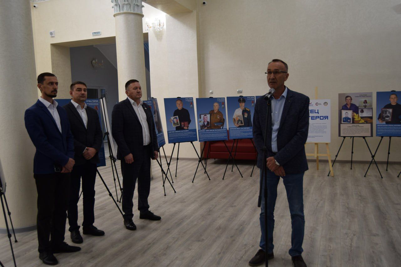 СВОи ребята глядели на нас живым взглядом
