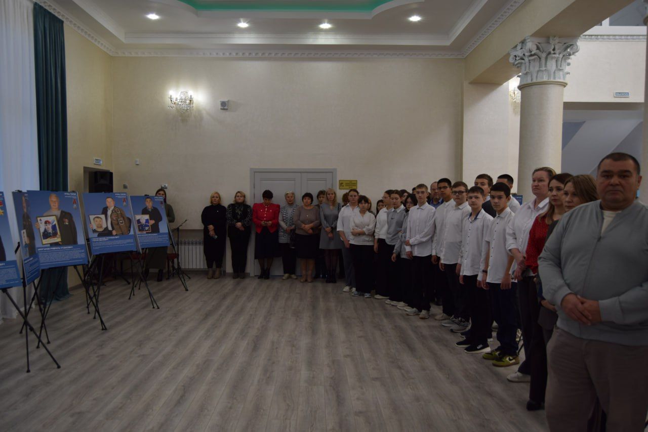 СВОи ребята глядели на нас живым взглядом