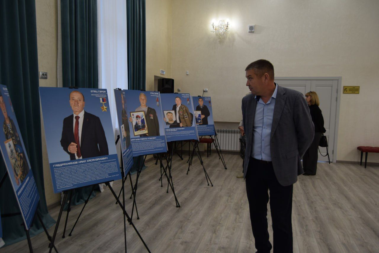 СВОи ребята глядели на нас живым взглядом