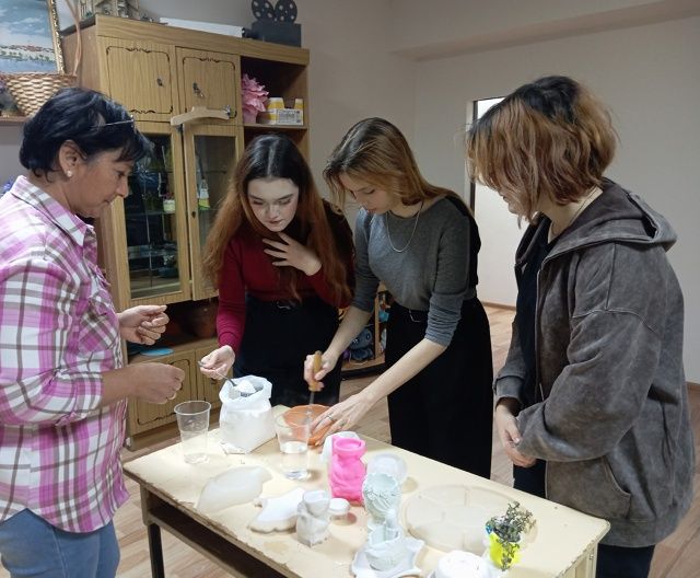 В Ютазинском СДК прошел творческий мастер-класс по созданию гипсовых фигур
