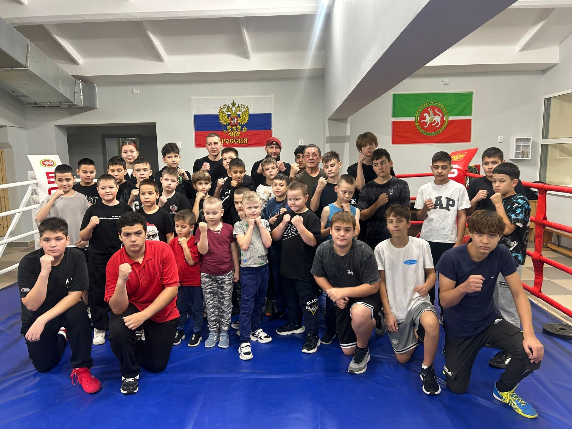 Воспитанник спортивной школы «Олимп» провел урок мужества для юных боксеров