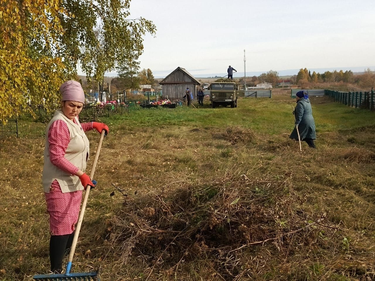 В селе Байряки-Тамак  состоялся субботник на территории местного кладбища