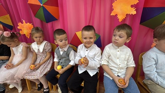 В гости к ребятам пришла золотая Осень
