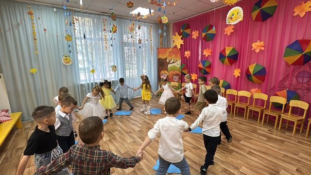 В гости к ребятам пришла золотая Осень