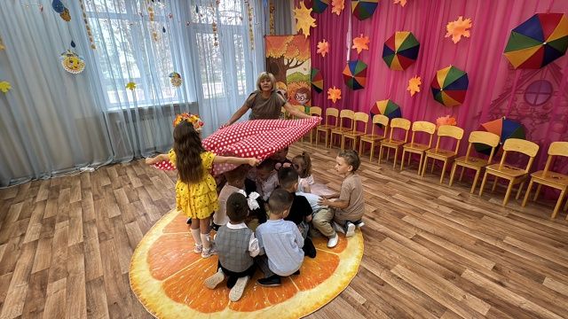 В гости к ребятам пришла золотая Осень
