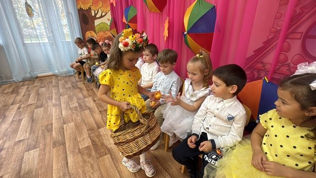 В гости к ребятам пришла золотая Осень