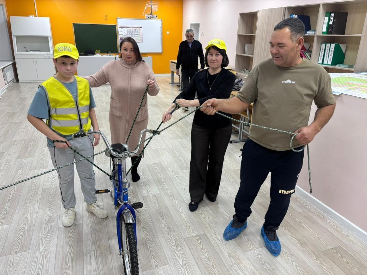 В Каразерикской школе прошел семейный конкурс по безопасности дорожного движения