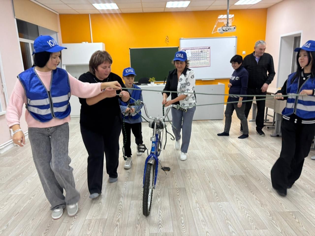 В Каразерикской школе прошел семейный конкурс по безопасности дорожного движения