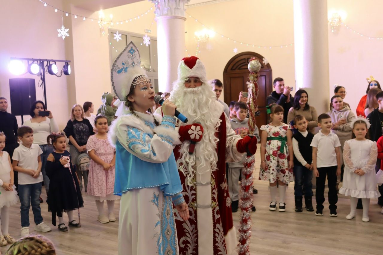Радость и смех: новогодний утренник для юных гостей