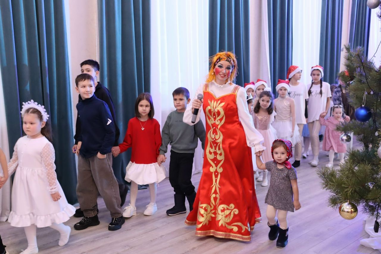 Радость и смех: новогодний утренник для юных гостей