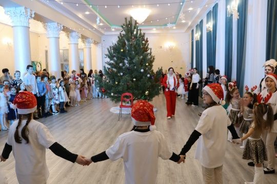 Радость и смех: новогодний утренник для юных гостей