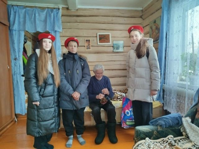 «Первые» дарят тепло ветеранам