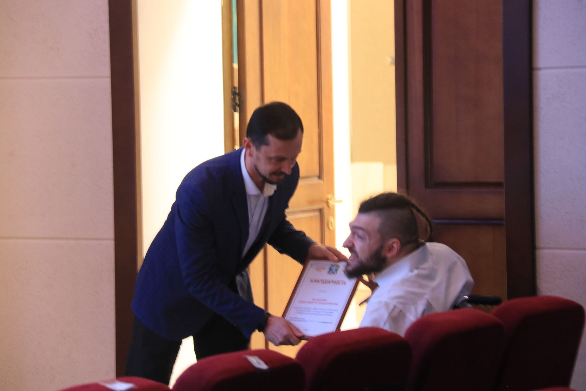 Зал рукоплескал людям широкой души