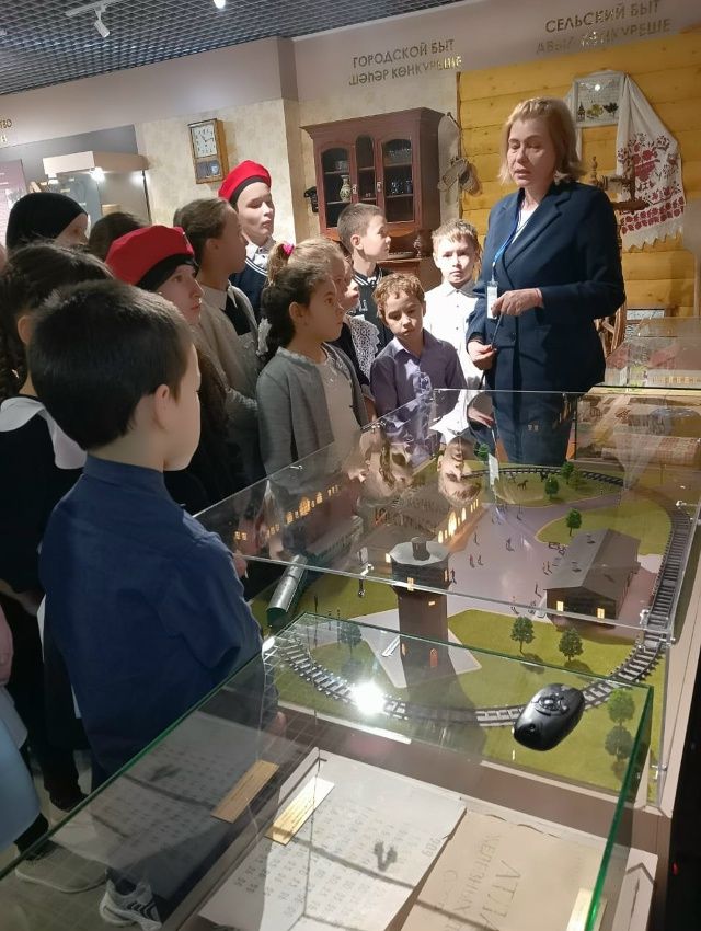 Орлята создают цветы памяти в музее
