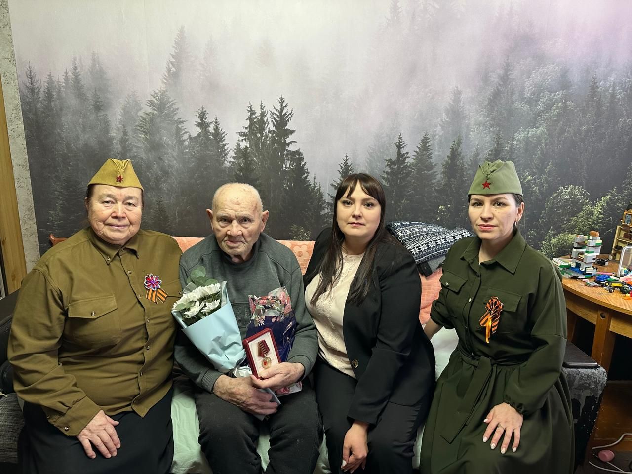 Тепло и уважение: вручение медалей ветеранам Ютазинского района