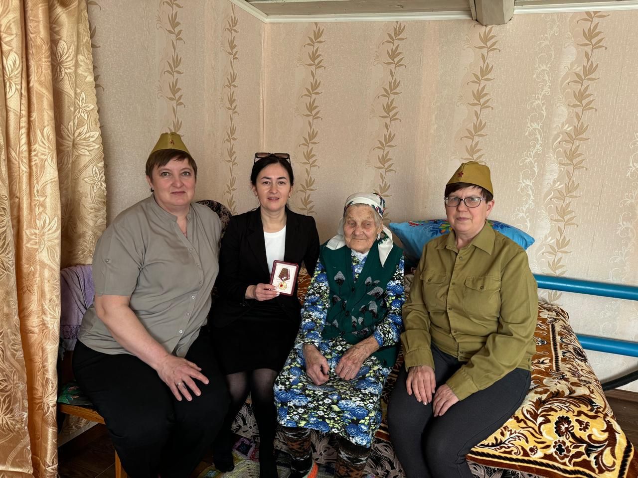 Тепло и уважение: вручение медалей ветеранам Ютазинского района