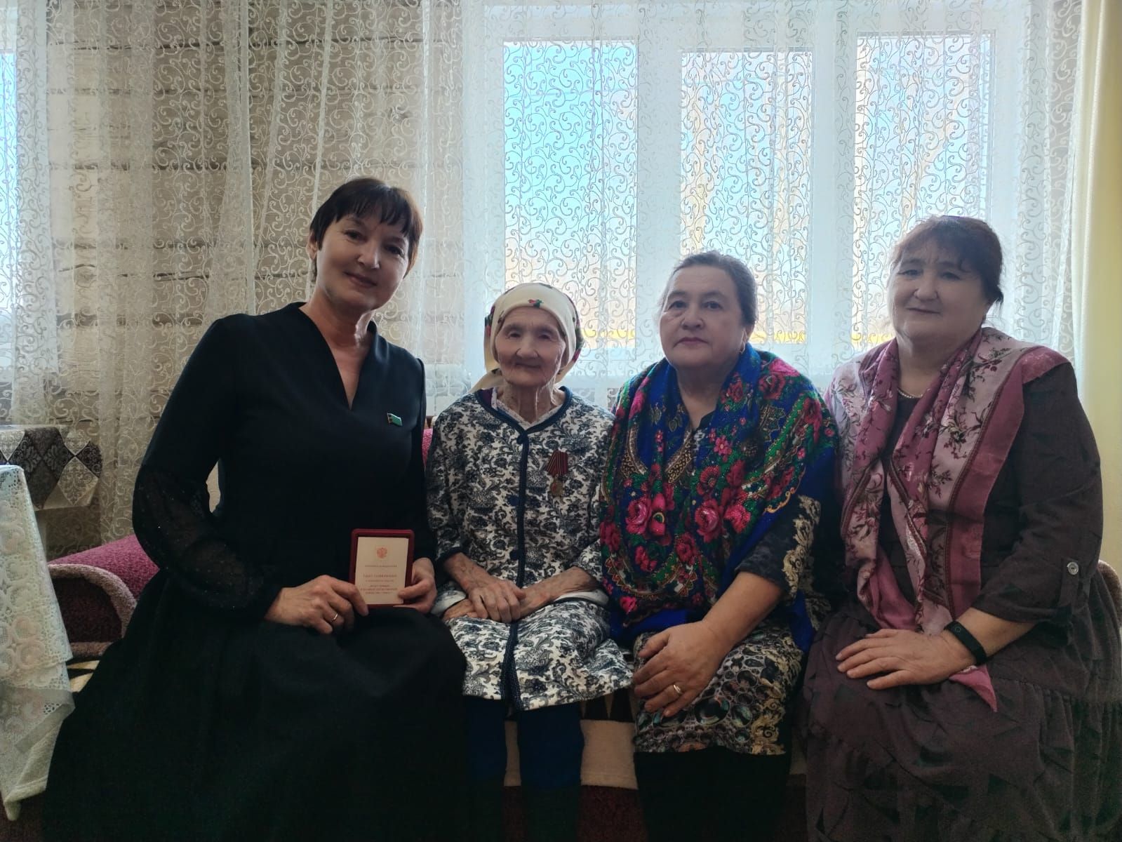 Тепло и уважение: вручение медалей ветеранам Ютазинского района