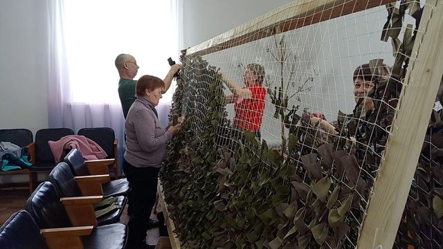 «Жители села Дым-Тамак плетут сети для участников СВО: вместе мы сила!»