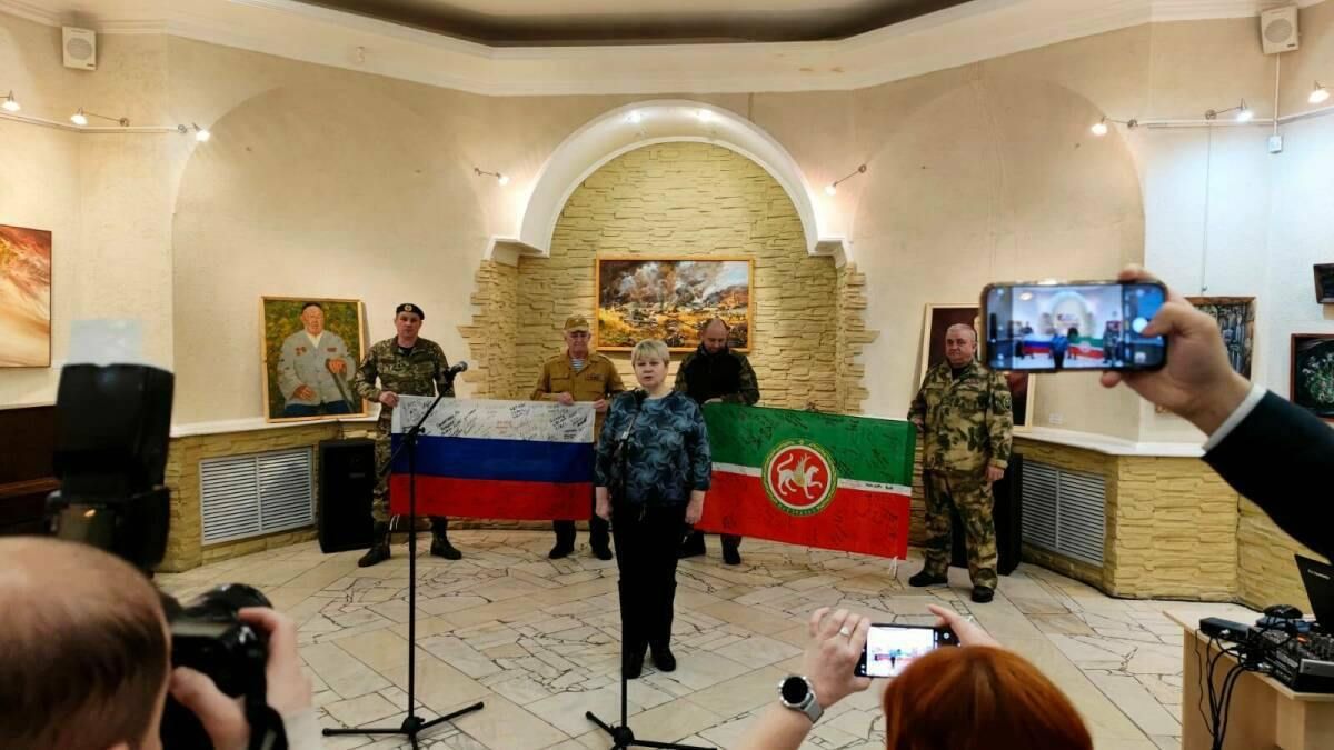 Художник из Татарстана Ильдус Муртазин написал картину «Солдатские письма», посвященную волонтеру