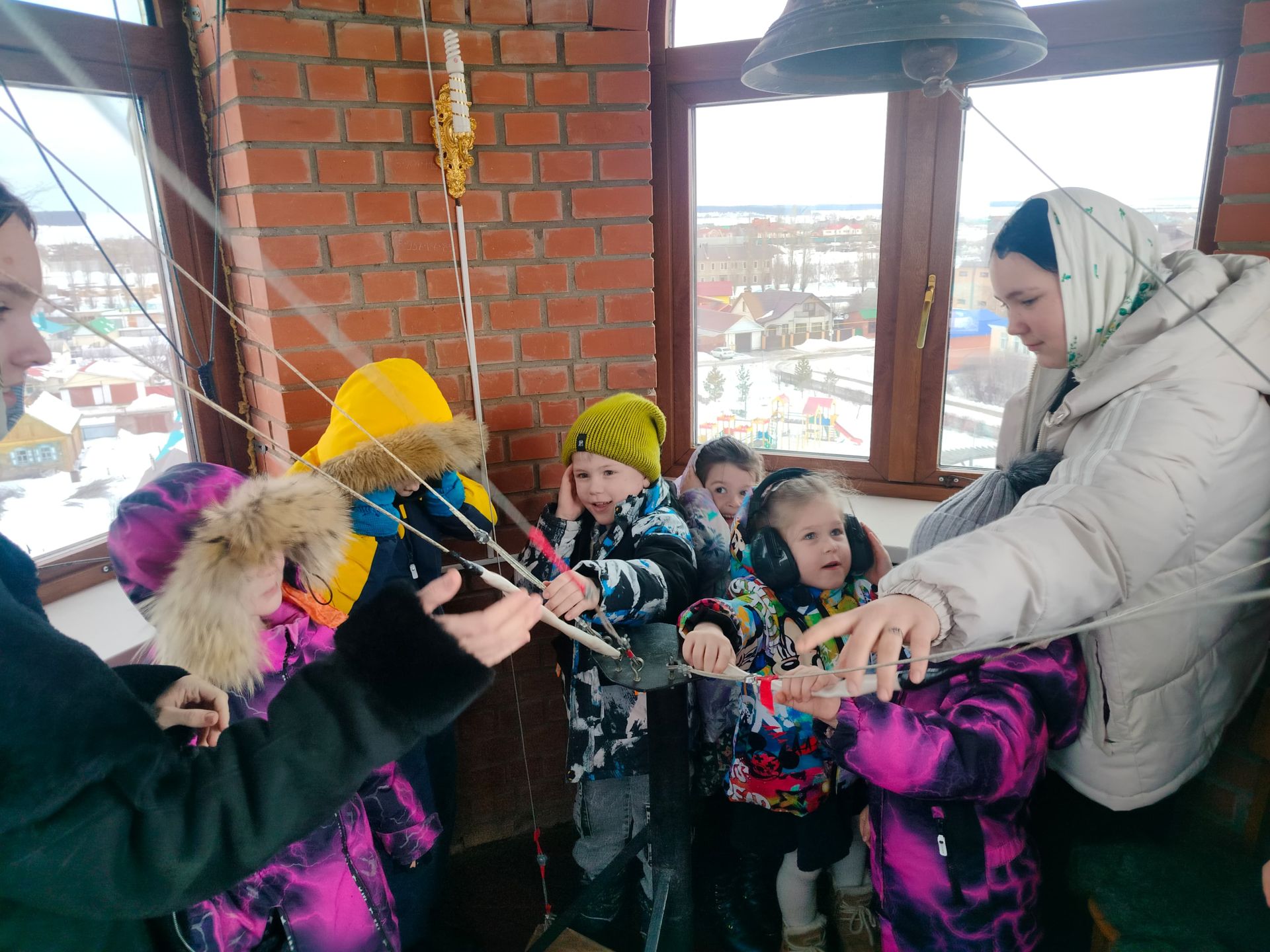 Батюшка участвует в духовном развитии детей воскресной школы прихода