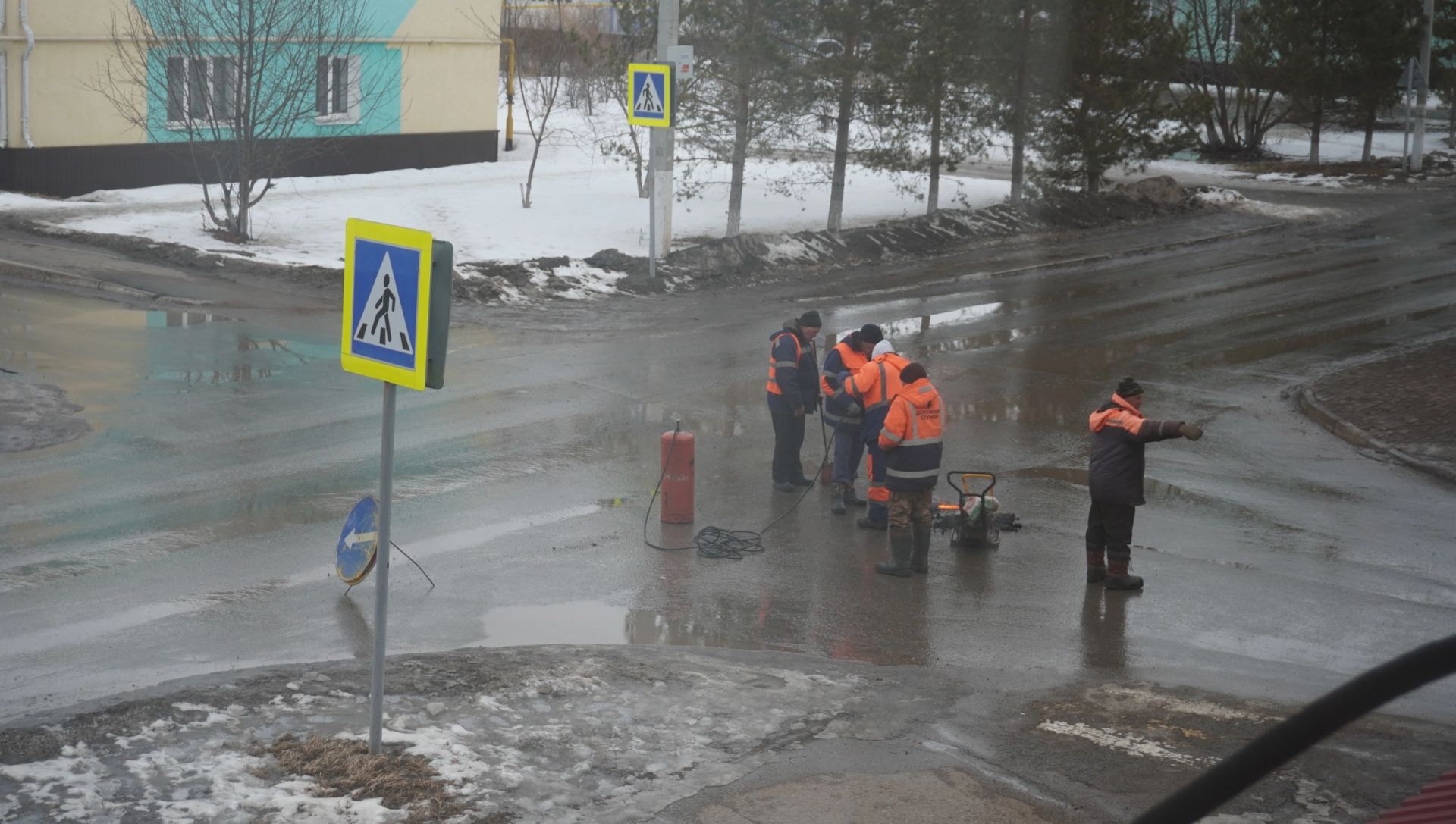 В Уруссу начался ямочный ремонт дорог с использованием холодного асфальта