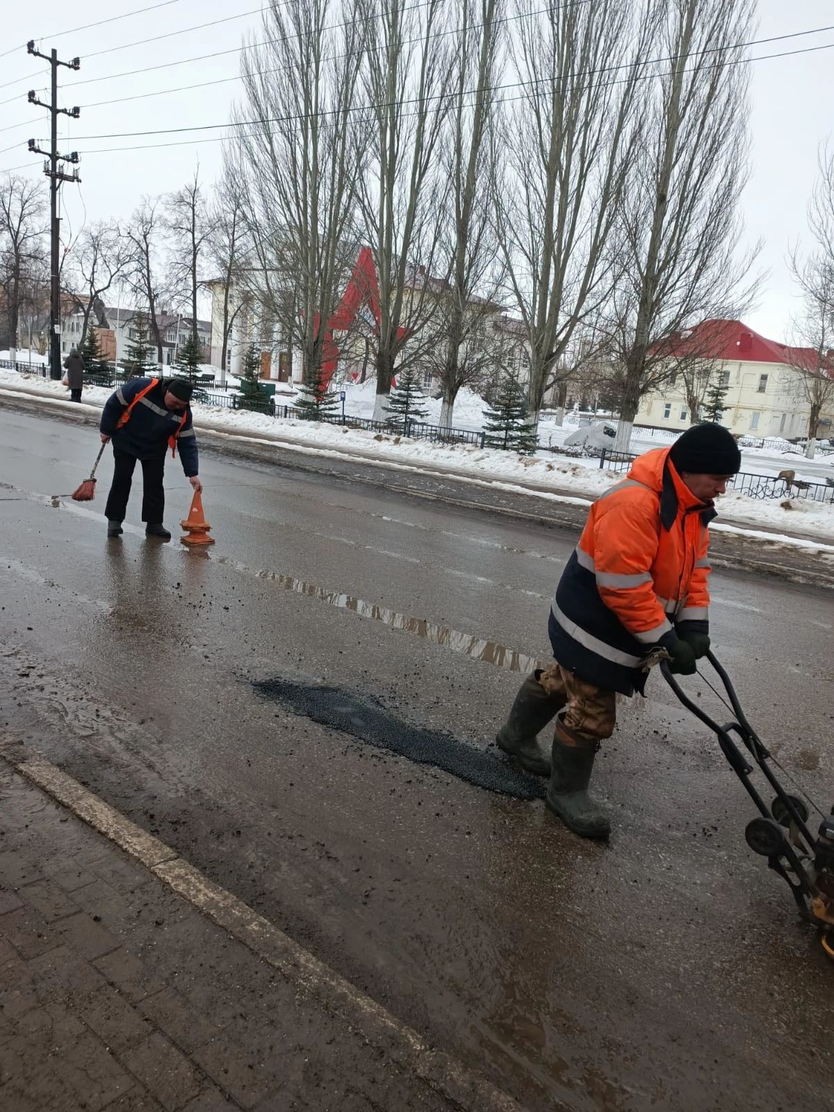 В Уруссу начался ямочный ремонт дорог с использованием холодного асфальта