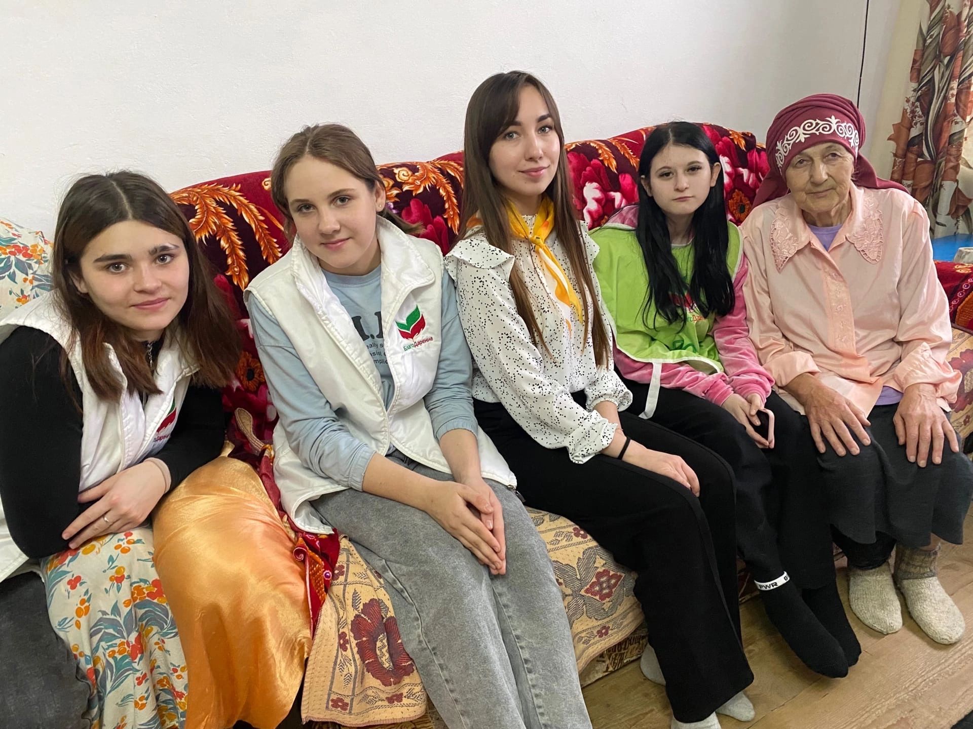 Волонтёры отряда «Бумеранг» подарили тепло и заботу ветерану педагогического труда