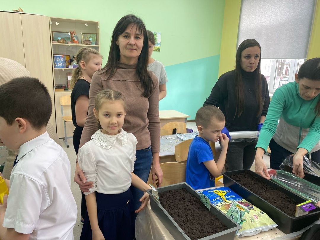 Школьный двор готовится к весне: родители и ученики сажают семена на рассаду