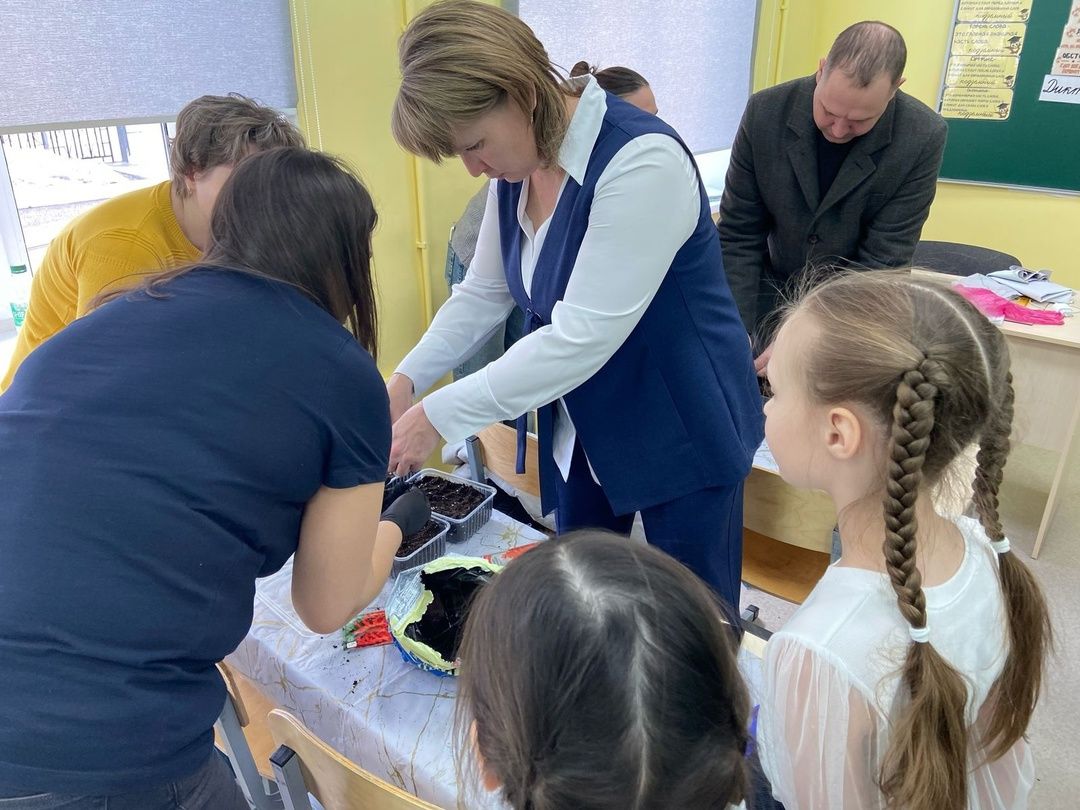 Школьный двор готовится к весне: родители и ученики сажают семена на рассаду