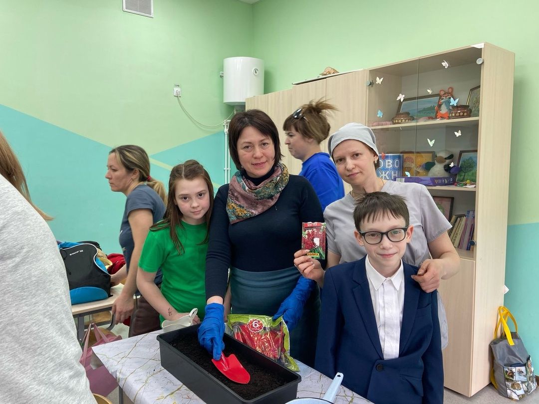 Школьный двор готовится к весне: родители и ученики сажают семена на рассаду