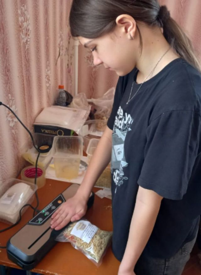 Добро в действии: школьницы помогают фронту