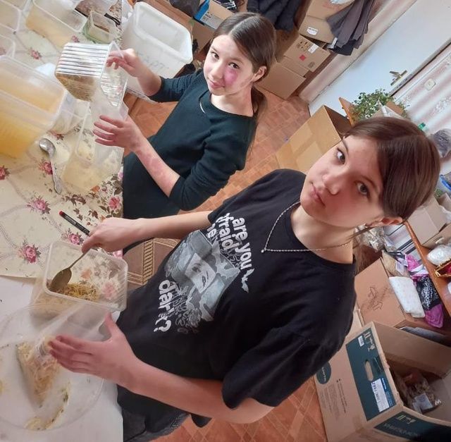 Добро в действии: школьницы помогают фронту