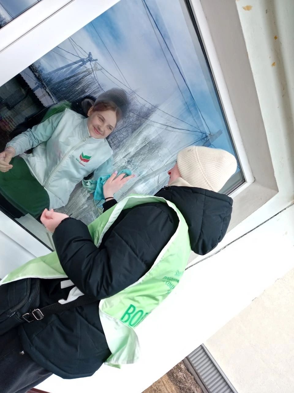 Волонтёры отряда «БУМЕРАНГ» провели уборку у ветерана школы в рамках акции «Весенняя неделя добра»